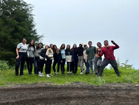 Excursionistas en el sendero corto del tour al Acatenango con cabañas